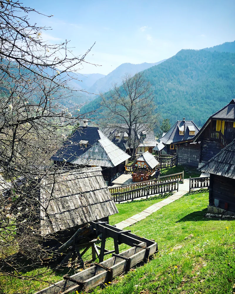 Drvene kuće u Drvengradu na Mokroj Gori